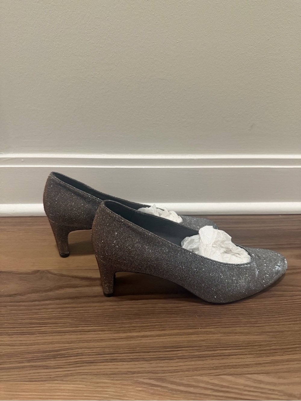 Stuart Weitzman Women's Sparkle Pointed-Toe kitten heels (8) - Picture 4 of 6